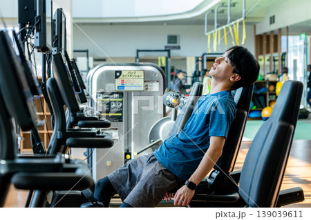 トレーニングする男性 139039611