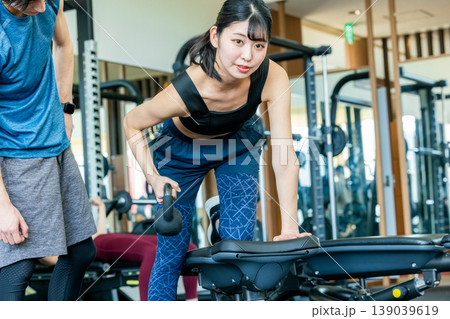フィットネスジムで体を鍛える女性 139039619