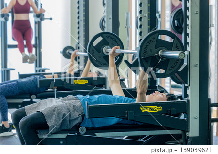フィットネスジムで体を運動する男女 139039621