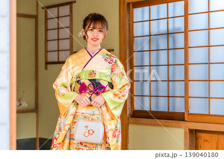 和室にいる振袖姿の若い日本人女性(二十歳の集い,成人式) 和室にいる振袖姿の若い日本人女性(二十歳の集い,成人式) 139040180