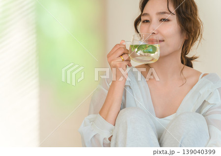 デトックスウォーター,レモン水,ミント水を飲む女性 デトックスウォーター,レモン水,ミント水を飲む女性 139040399