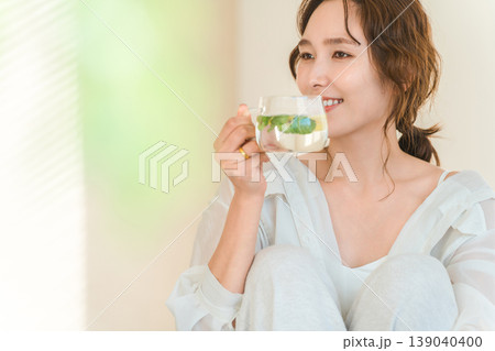 デトックスウォーター,レモン水,ミント水を飲む女性 139040400