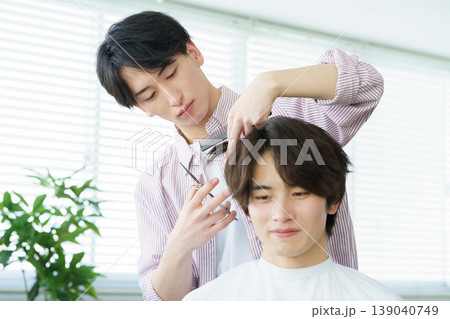 髪をカットする若い日本人美容師 139040749