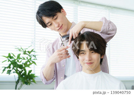 髪をカットする若い日本人美容師 139040750