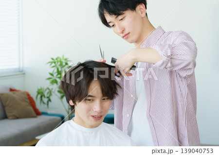 髪をカットする若い日本人美容師 139040753