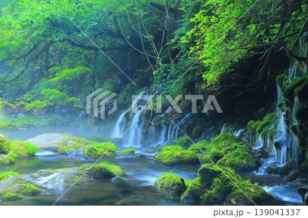 滝のある風景 139041337