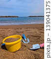 浜辺での砂遊び　バケツとスコップ 139041375