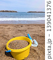 浜辺の砂遊び　バケツとスコップ 139041376