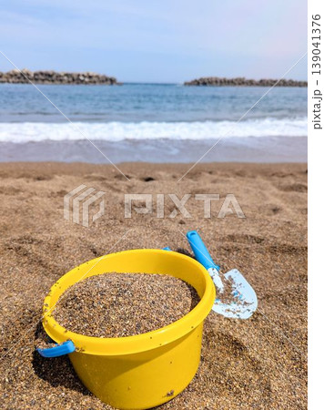 浜辺の砂遊び　バケツとスコップ 139041376
