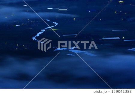 雲海に浮かぶ山 139041388