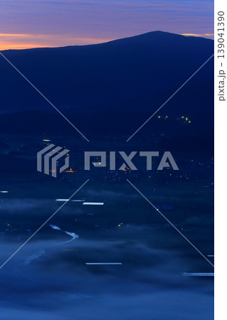 雲海に浮かぶ山 雲海に浮かぶ山 139041390