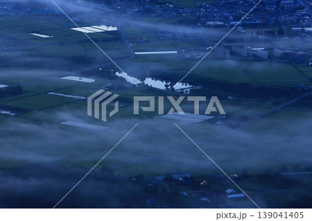 雲海に浮かぶ山 139041405