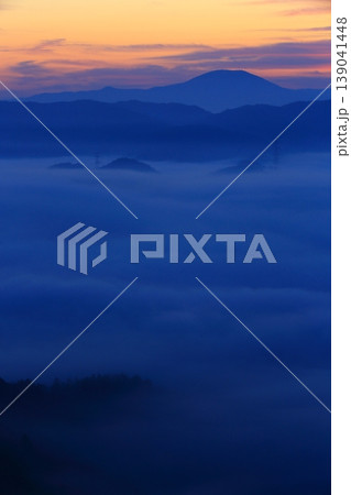 雲海に覆われた山並み 雲海に覆われた山並み 139041448