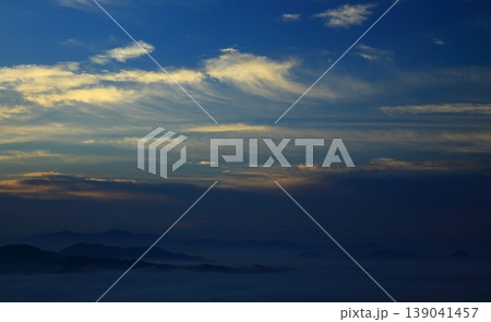 雲海に覆われた山並み 139041457