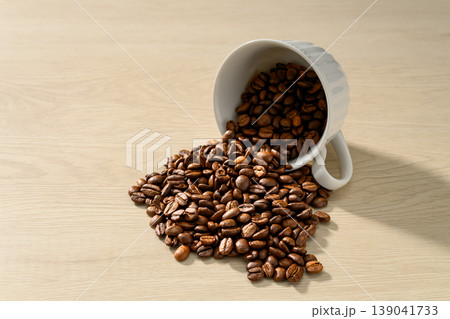 白いカップに入った焙煎コーヒー豆 139041733