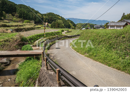明日香村上（かむら）地区への上り道　奈良県明日香村 139042003