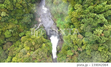 渓谷を流れ落ちる秋保大滝の真俯瞰空撮│絶景 渓谷を流れ落ちる秋保大滝の真俯瞰空撮│絶景 139042064
