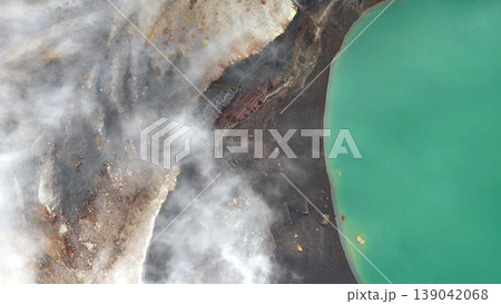 温泉地帯の地熱や火山活動を感じさせる真俯瞰の空撮 温泉地帯の地熱や火山活動を感じさせる真俯瞰の空撮 139042068