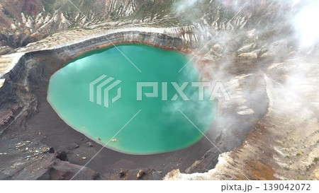 火山ガスと霧に包まれた幻想的な蔵王の御釜 139042072