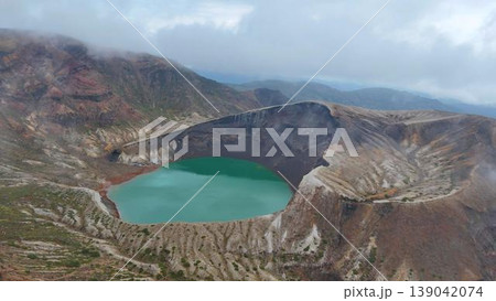 蔵王連峰の象徴である神秘的な緑色の火口湖を空撮 139042074