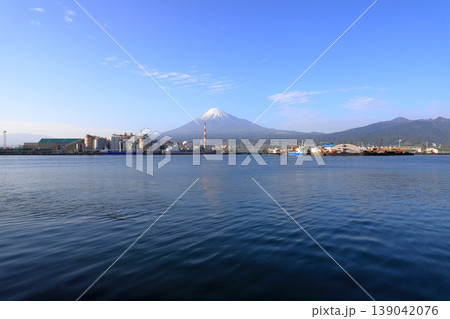 田子の浦港からの富士山 139042076