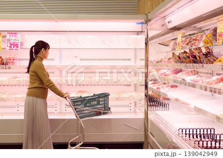 スーパーで買い物をする女性　肉売り場 139042949