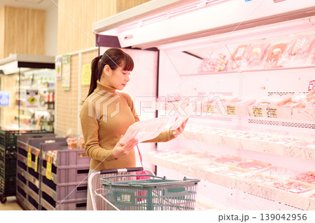 スーパーで買い物をする女性 肉売り場 スーパーで買い物をする女性 肉売り場 139042956