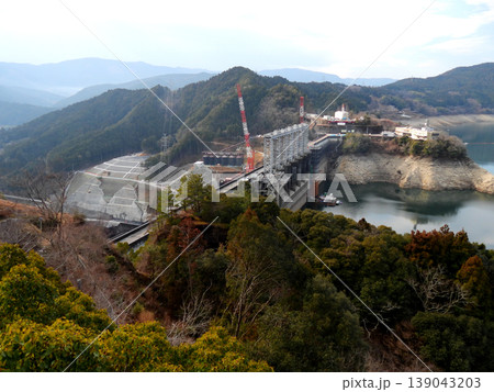 展望台から見た早明浦ダムの工事現場 展望台から見た早明浦ダムの工事現場 139043203