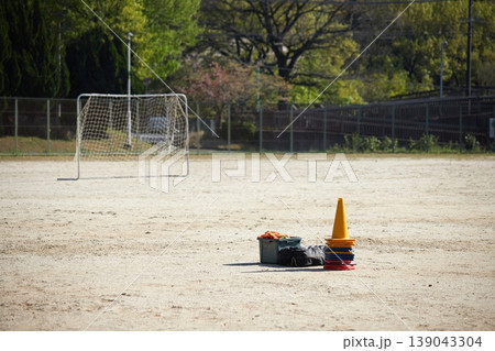 春の公園のグランドに設置されたサッカー教室用の道具とサッカーゴールの風景 139043304