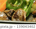 鉄板で焼く牛肉と野菜 139043402