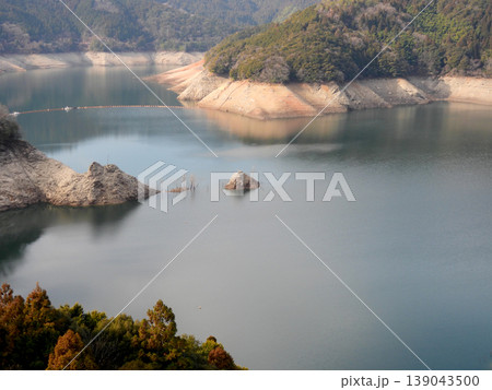 水位低下で現れたダム湖の風景 139043500