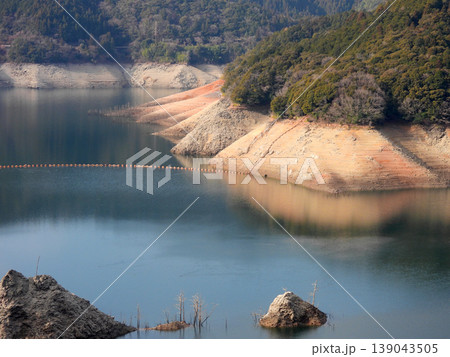 水位低下で現れたダム湖の風景 139043505