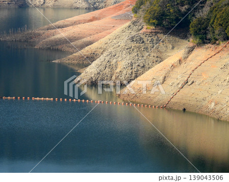 水位低下で現れたダム湖の風景 水位低下で現れたダム湖の風景 139043506