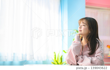 窓の外を見つめる穏やかな女性 :はっぴぃぽっぷ 窓の外を見つめる穏やかな女性 :はっぴぃぽっぷ 139043622