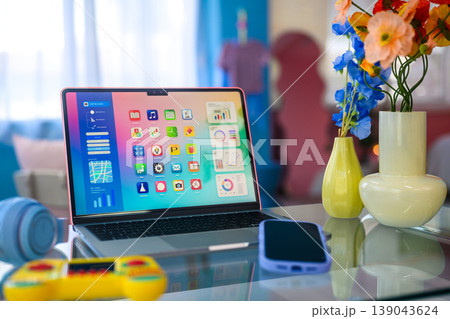 アプリ画面のノートパソコンとデスク周り ：はっぴぃぽっぷ 139043624