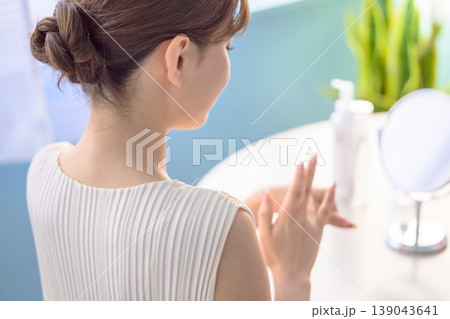 鏡の前でスキンケアをする女性 ：はっぴぃぽっぷ 139043641