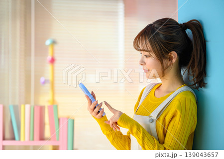 スマホを操作する若い女性 ：はっぴぃぽっぷ 139043657