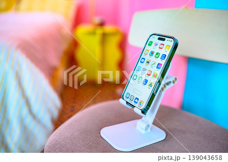 ピンクと青の部屋にあるスマホスタンド :はっぴぃぽっぷ ピンクと青の部屋にあるスマホスタンド :はっぴぃぽっぷ 139043658