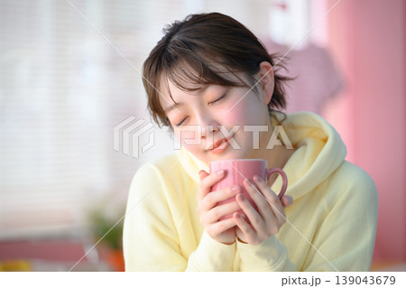温かい飲み物でリラックスする女性 :はっぴぃぽっぷ 温かい飲み物でリラックスする女性 :はっぴぃぽっぷ 139043679