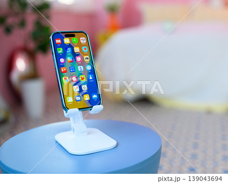 ピンクの部屋にあるスマートフォン ：はっぴぃぽっぷ 139043694