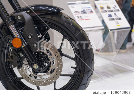 展示会場に並ぶオートバイ前輪とディスクブレーキのクローズアップ 展示会場に並ぶオートバイ前輪とディスクブレーキのクローズアップ 139043968