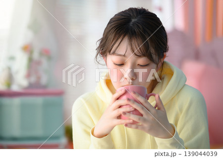 コーヒーを飲む女性 ：はっぴぃぽっぷ 139044039