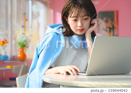 ノートパソコンで学習する女子学生 :はっぴぃぽっぷ ノートパソコンで学習する女子学生 :はっぴぃぽっぷ 139044042