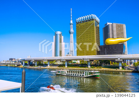 日本の東京都市景観4月12日。隅田川や水上バス「道灌」、東京スカイツリーなどを望む 日本の東京都市景観4月12日。隅田川や水上バス「道灌」、東京スカイツリーなどを望む 139044125