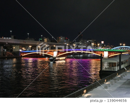 五色にライトアップされた吾妻橋 五色にライトアップされた吾妻橋 139044656