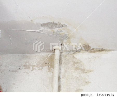 Connection of the ceiling and pipe in the apartment. Interior solution 139044913