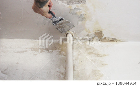 Technique of leveling walls and ceilings with plaster 139044914