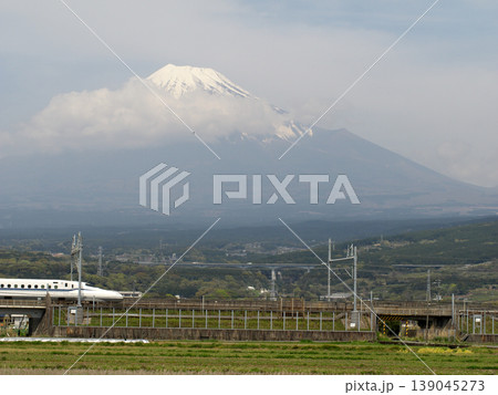 雲の掛かった富士山をバックに走る新幹線 雲の掛かった富士山をバックに走る新幹線 139045273