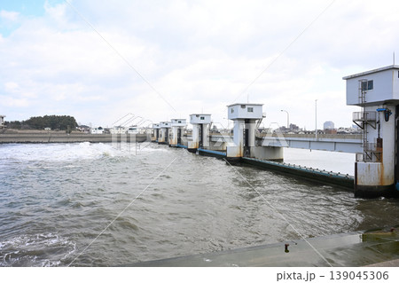 関屋分水路と新潟大堰の水門と流れ(新潟県新潟市西区関屋) 関屋分水路と新潟大堰の水門と流れ(新潟県新潟市西区関屋) 139045306