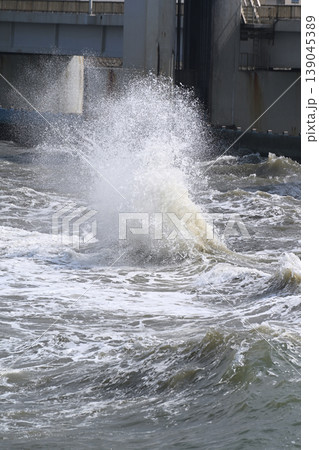 関屋分水路でぶつかる波と水しぶき(新潟県新潟市西区) 関屋分水路でぶつかる波と水しぶき(新潟県新潟市西区) 139045389